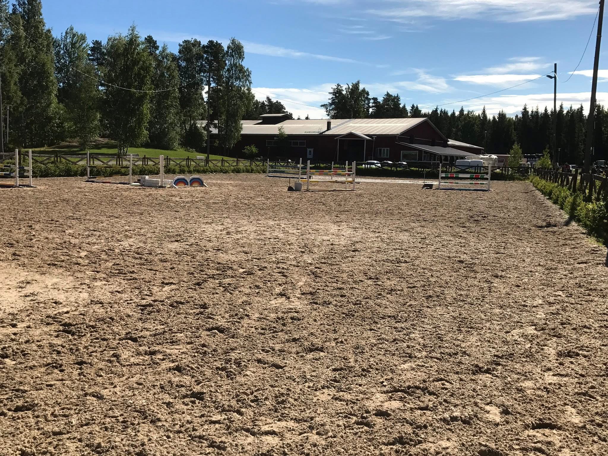 ratsutilan iso kenttä